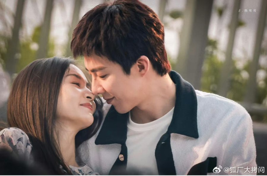 Bụi Hoa Hồng - Khi tình yêu trở thành một vở diễn mà ai cũng có thể đóng vai