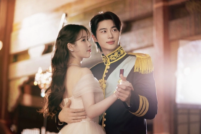 Phu Nhân Đại Quân Thế Kỷ 21 (Perfect Crown) tập 1 gây sốc: IU “điên chiến” đòi cưới Đại quân, Byeon Woo Seok đẹp mà khổ!